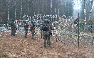 Pierwsze elementy zapory na granicy powstają w okolicy Dubieninek i Gołdapi